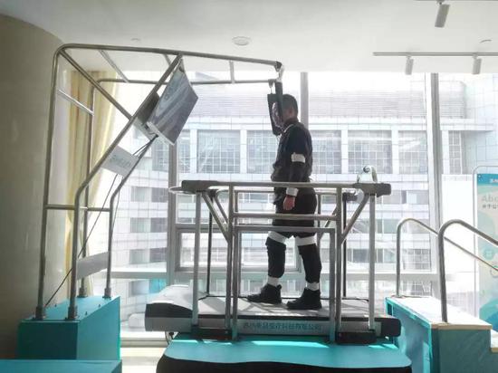 老年人跌倒检测与训练机器人:无跌倒、不骨折