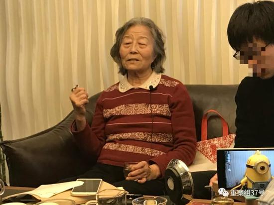 ▲4月7日,高岩母亲周树铭接受媒体采访。 实习生 周小琪 摄