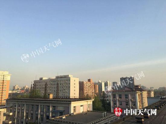 今晨,北京天空晴朗。