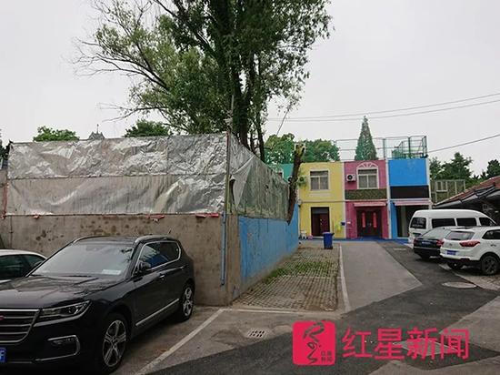 停业整顿后,鹰爸公学前面的展板上撤掉了之前的宣传材料。