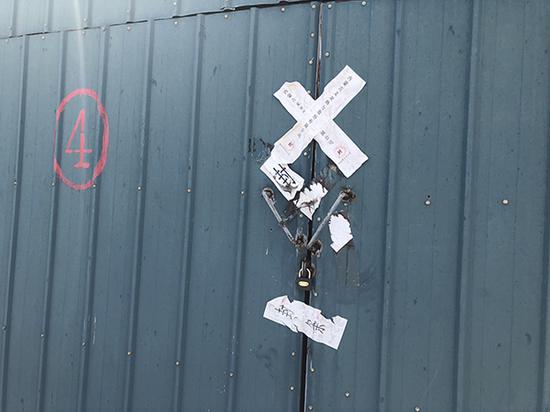 义龙热力公司2017年被查封时,政府单位在仓库上贴的封条.