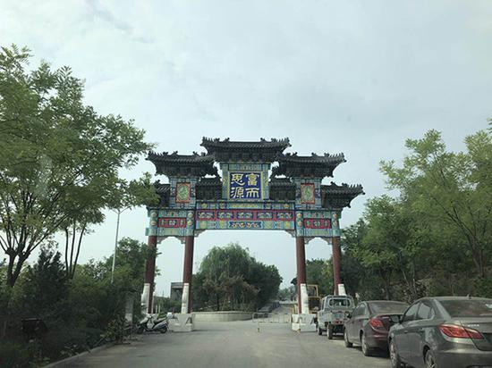 而在陈鸿志的老家柳林县孟门镇李家塔村,一座占地约十亩的小区门外,"