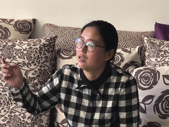 王红星的妻子李晓清忆起丈夫时眼里噙着泪。澎湃新闻记者 陈雷柱 图