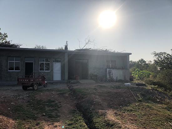 刘明举家的新(左侧)、旧平房(右侧),都享受了镇政府的危房改造补贴。