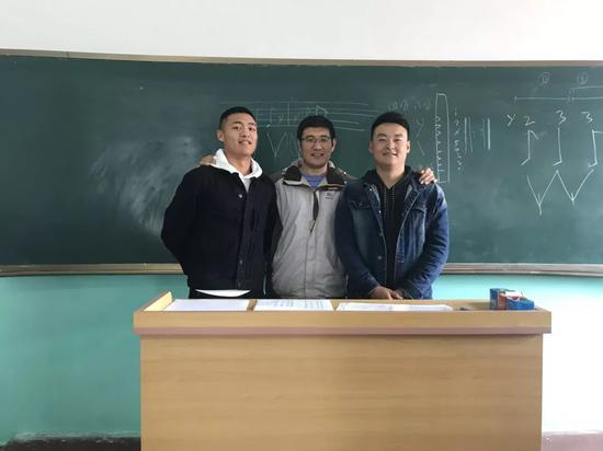 系副主任李登登和李硕成（左）、陈小东（右）的合影