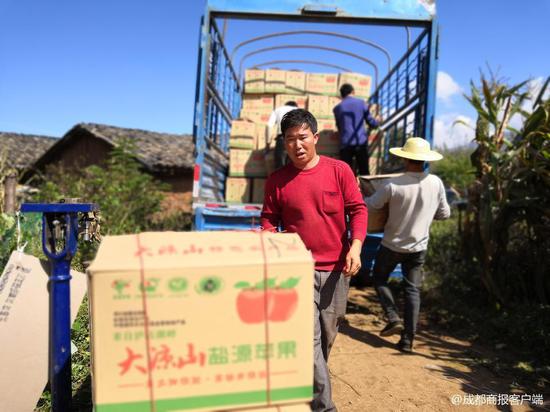 10月17日上午，村民彭贤华正在出售苹果，收购价为2.6元一斤
