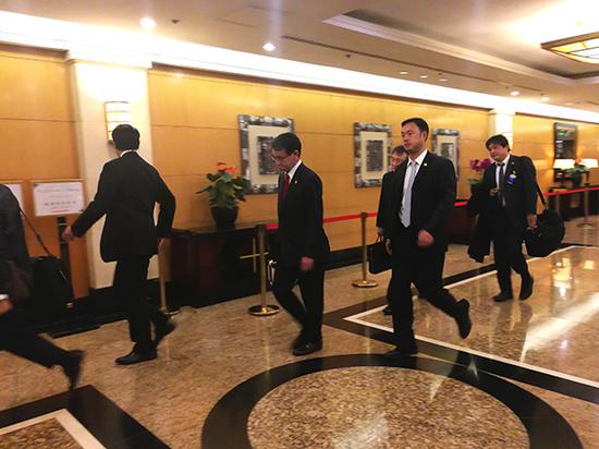 日本外相河野太郎26日晚早回到酒店,神情严肃。澎湃新闻记者 于潇清