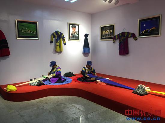 图为彝族女子展示织布.经济日报-中国经济网记者 梁木摄
