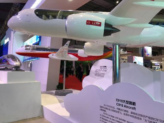 中国自主研制的C919型飞机模型