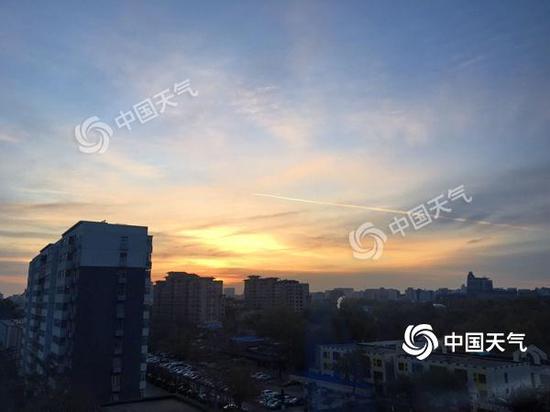 今天北京天气晴朗，今晨朝霞满天。张海莺摄