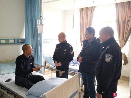 ↑受伤民警在医院批准治疗