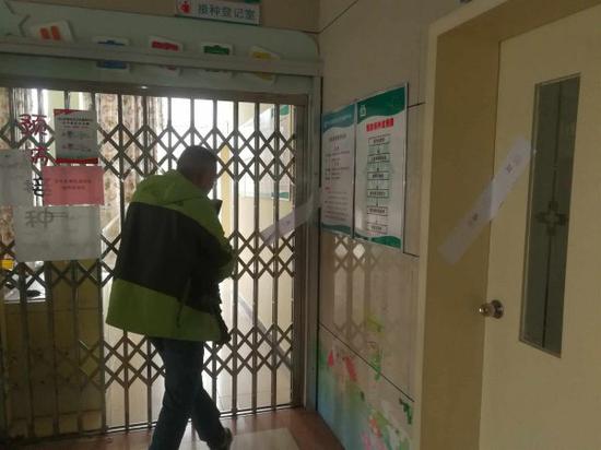 11月29日,有市民带着孩子前去洪山街道社区卫生服务中间接栽疫苗,发现接栽登记室已被警方贴上封条。