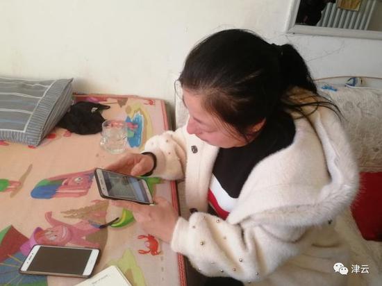 牛天晖的妻子幼梁拿着外子的手机