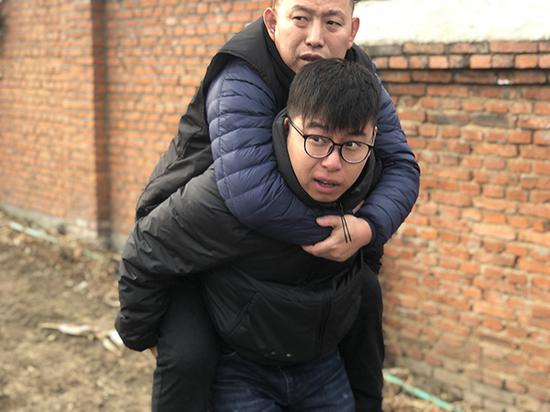 金哲宏无罪出狱之后,回老家祭拜亡父。