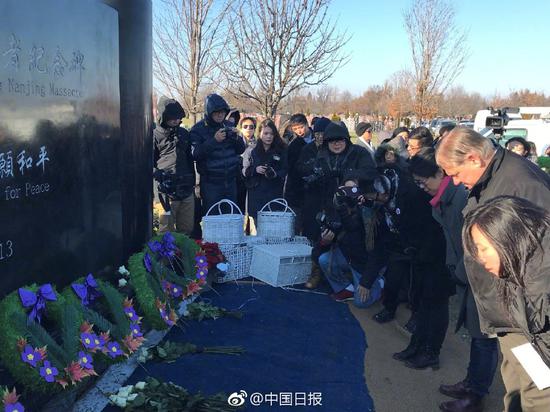 祝贺碑揭幕仪式现场