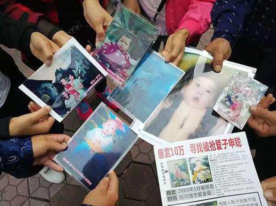 一些被害人家属出示被拐孩子当年的照片。 澎湃新闻记者 朱远祥 摄