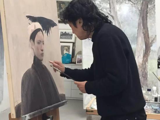 △ 《乌鸦也是时兴的》剧照,何多苓在作画。