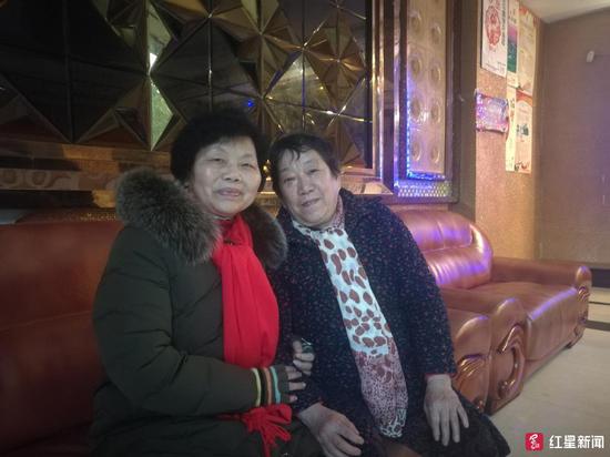 ↑唱歌中途，胡树兰（左）和吴延珍手挽手坐在大厅沙发上休息