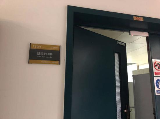 2019年1月7日，同济大学四平路校区医学院辅楼5层的陆琰君实验室。2018年12月13日，陆经纬从这间实验室的窗台上坠楼。