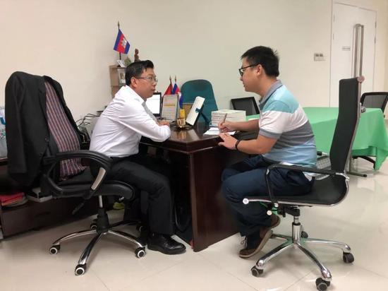 《习近平谈治国理政》柬文版译者谢莫尼勒（左）接受记者采访。新华社发