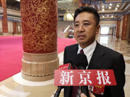 上午8点15分，全国人大代表、北京市律师协会会长高子程第一个到达会场。 新京报记者 黄哲程 摄