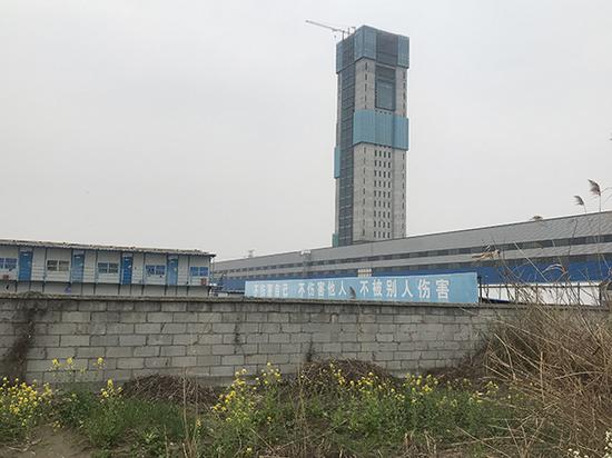 《扬州日报》称，该项目是扬州2018年8月全市在建最大规模制造业项目。  澎湃新闻记者 王去愚 图