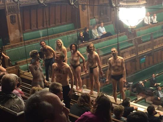 （英国议会大厅内的抗议者。图源：“灭绝叛乱”推特）