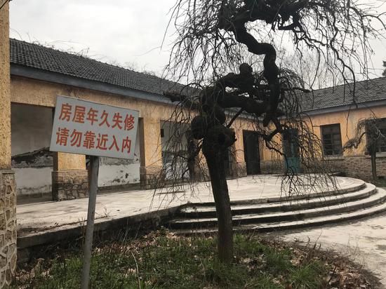 江南水泥厂旧址里年久失修的房子。