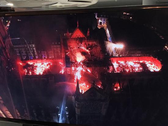 大火俯视图，木质框架被烧（图源：路透社）