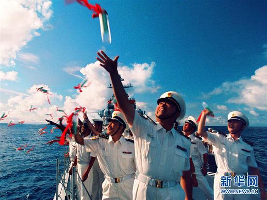 2002年，执行环球航行任务的青岛舰官兵在大西洋上抛撒漂流瓶寄托美好祝福（资料照片）。新华社发（王松岐 摄）