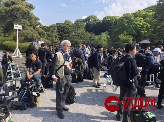 日本新天皇首次与国民见面 日右翼走在队伍最前头