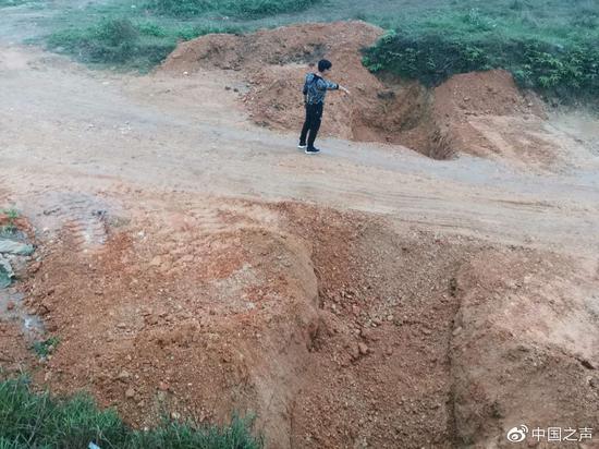 被村民挖断后又回填的施工道路