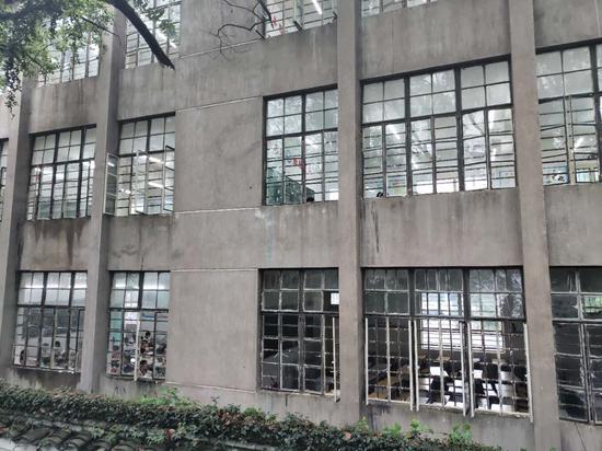 5月13日,位于图中右下方的上饶五小三年级一班原教室黑着灯,空空荡荡。 新京报记者 康佳 摄