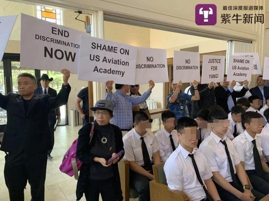 当地华人举牌抗议USAG歧视