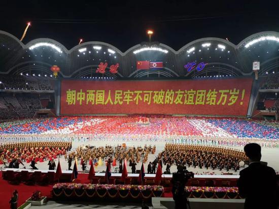 ▲演出现场出现了很多反映两国友谊的标语。新华社记者刘卫兵摄