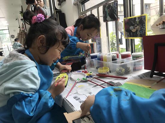  正安县上海艺术实验幼儿园的学生们正在制作手工