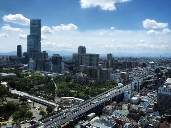 远眺大阪市区。大阪是众多世界闻名的日本制造业企业诞生地，大学和研究机构云集，吸引众多海外产学合作机构进驻。近年来，绿色创新、生物生命科学、机器人等新产业大批涌现。新华社记者蒋国鹏摄