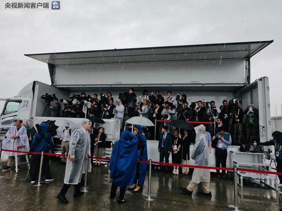 27日上午，大阪，雨。等待报道习近平抵达大阪的记者