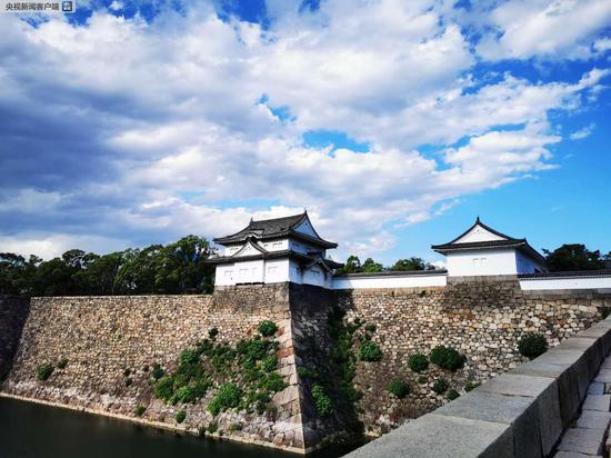 大阪城，位于日本大阪市中央区的大阪城公园内，始建于1583年。它和名古屋城、熊本城并列日本历史上的三名城。 大阪城是丰臣秀吉（1537年-1598年）时代日本繁荣的象征（央视记者荆伟拍摄）