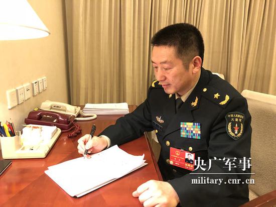 李军程坚根据中央军委命令,李军,程坚由少将军衔晋升为中将军衔