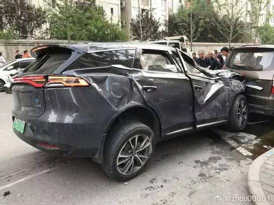 4月23日,周某驾驶比亚迪唐DM疑似出现刹车失控,导致一死无伤的惨剧