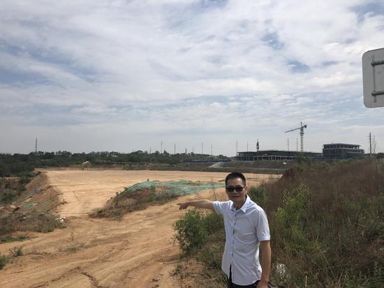 2019年6月12日，童国雄的代理人向记者指出万国商汇项目所在地，仍有大片土地未开发。 新京报记者 卢通 摄