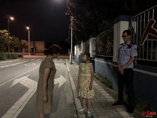 小女孩的母親來派出接孩子