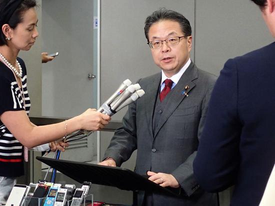 日本经济产业大臣世耕弘成,图片来源:视觉中国