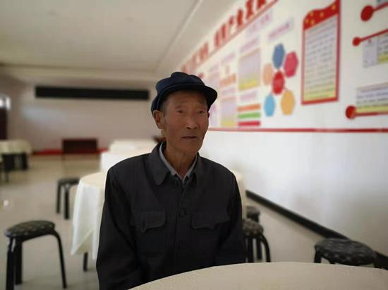79岁老党员周志南接受记者采访 康彦龙/摄