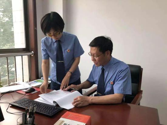濰城區檢察院“零口供”猥褻兒童案承辦人在研討案件。 濰城區檢察院供圖
