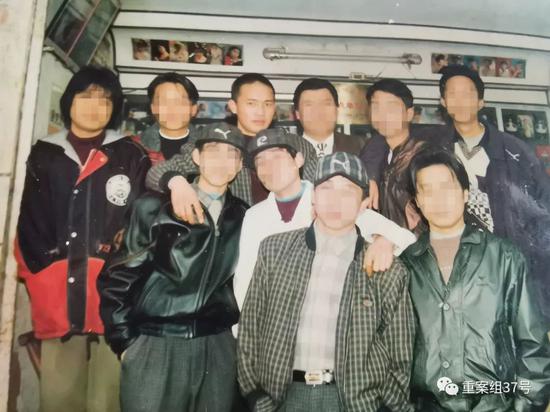 ▲死者胥诗荣(后排左三)。受访者供图