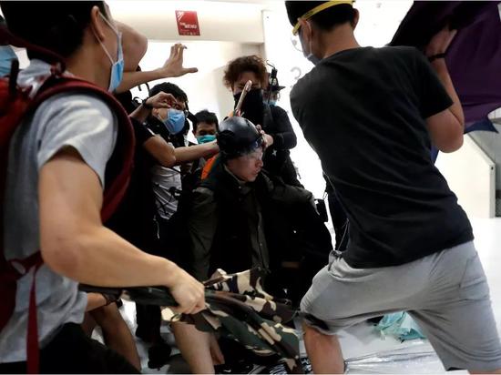 多名暴徒用雨伞等围殴一名警察。