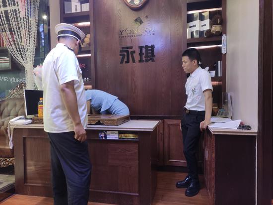 7月15日，昌平卫计监督所回龙观监督分所的工作人员，对涉事美容店进行执法检查。新京报记者 潘闻博 摄