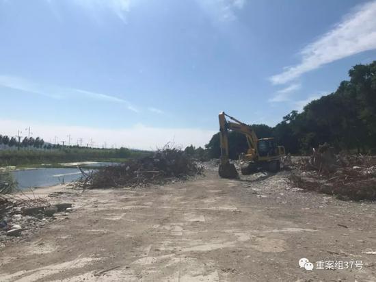 ▲7月11日,涉黑团伙头目于文波建在松花江畔的别墅被推倒。新京报记者 王昱倩 摄